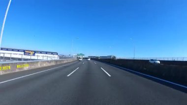 Sonbahar havasında Japonya 'da otoyolda araba sürerken pov zamanlaması. Yüksek kalite 4K görüntü. 12.04.2023 Burası Japonya 'nın Kyoto ve Aichi illerinde Shin Meishin Otoyolu..