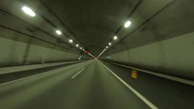 Sonbahar havasında Japonya 'da otoyolda araba sürerken pov zamanlaması. Yüksek kalite 4K görüntü. 12.04.2023 Burası Japonya 'nın Kyoto ve Aichi illerinde Shin Meishin Otoyolu..