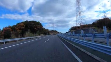 Sonbahar havasında Japonya 'da otoyolda araba sürerken pov zamanlaması. Yüksek kalite 4K görüntü. 12.04.2023 Burası Japonya 'nın Kyoto ve Aichi illerinde Shin Meishin Otoyolu..