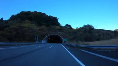 Sonbahar havasında Japonya 'da otoyolda araba sürerken pov zamanlaması. Yüksek kalite 4K görüntü. 12.04.2023 Burası Japonya 'nın Kyoto ve Aichi illerinde Shin Meishin Otoyolu..
