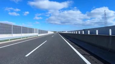 Sonbahar havasında Japonya 'da otoyolda araba sürerken pov zamanlaması. Yüksek kalite 4K görüntü. 12.04.2023 Burası Japonya 'nın Kyoto ve Aichi illerinde Shin Meishin Otoyolu..