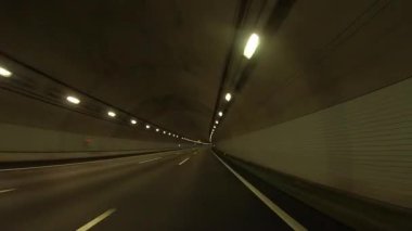 Sonbahar havasında Japonya 'da otoyolda araba süren bir polis. Yüksek kalite 4K görüntü. 12.04.2023 Burası Japonya 'nın Kyoto ve Aichi illerinde Shin Meishin Otoyolu..