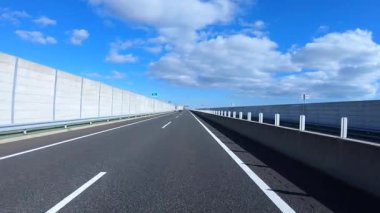 Sonbahar havasında Japonya 'da otoyolda araba süren bir polis. Yüksek kalite 4K görüntü. 12.04.2023 Burası Japonya 'nın Kyoto ve Aichi illerinde Shin Meishin Otoyolu..