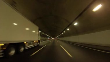 Sonbahar havasında Japonya 'da otoyolda araba süren bir polis. Yüksek kalite 4K görüntü. 12.04.2023 Burası Japonya 'nın Kyoto ve Aichi illerinde Shin Meishin Otoyolu..