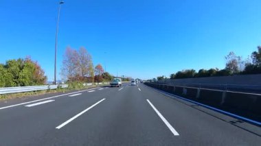 Sonbahar havasında Japonya 'da otoyolda araba süren bir polis. Yüksek kalite 4K görüntü. 12.04.2023 Burası Japonya 'nın Kyoto ve Aichi illerinde Shin Meishin Otoyolu..