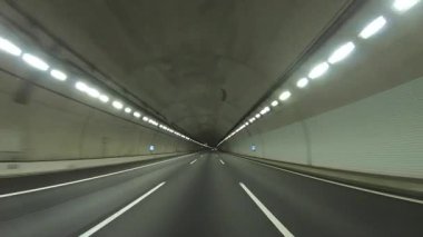 Sonbahar havasında Japonya 'da otoyolda araba süren bir polis. Yüksek kalite 4K görüntü. 12.04.2023 Burası Japonya 'nın Kyoto ve Aichi illerinde Shin Meishin Otoyolu..