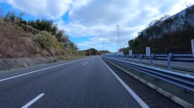 Sonbahar havasında Japonya 'da otoyolda araba süren bir polis. Yüksek kalite 4K görüntü. 12.04.2023 Burası Japonya 'nın Kyoto ve Aichi illerinde Shin Meishin Otoyolu..