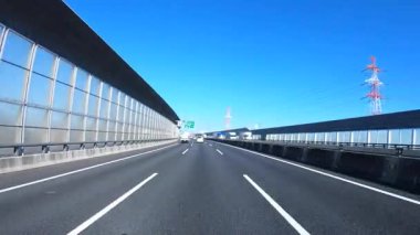 Sonbahar havasında Japonya 'da otoyolda araba sürerken pov zamanlaması. Yüksek kalite 4K görüntü. 12.04.2023 Burası Japonya 'nın Kyoto ve Aichi illerinde Shin Meishin Otoyolu..