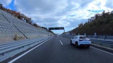 Sonbahar havasında Japonya 'da otoyolda araba süren bir polis. Yüksek kalite 4K görüntü. 12.04.2023 Burası Japonya 'nın Kyoto ve Aichi illerinde Shin Meishin Otoyolu..