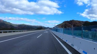 Sonbahar havasında Japonya 'da otoyolda araba süren bir polis. Yüksek kalite 4K görüntü. 12.04.2023 Burası Japonya 'nın Kyoto ve Aichi illerinde Shin Meishin Otoyolu..