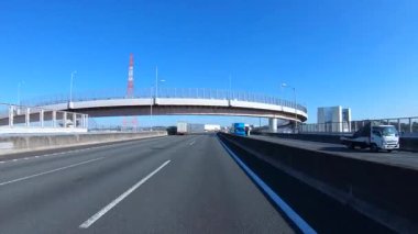 Sonbahar havasında Japonya 'da otoyolda araba süren bir polis. Yüksek kalite 4K görüntü. 12.04.2023 Burası Japonya 'nın Kyoto ve Aichi illerinde Shin Meishin Otoyolu..