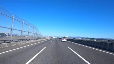 Sonbahar havasında Japonya 'da otoyolda araba süren bir polis. Yüksek kalite 4K görüntü. 12.04.2023 Burası Japonya 'nın Kyoto ve Aichi illerinde Shin Meishin Otoyolu..