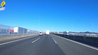 Sonbahar havasında Japonya 'da otoyolda araba süren bir polis. Yüksek kalite 4K görüntü. 12.04.2023 Burası Japonya 'nın Kyoto ve Aichi illerinde Shin Meishin Otoyolu..