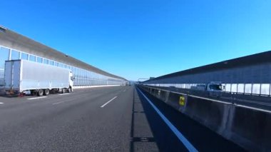 Sonbahar havasında Japonya 'da otoyolda araba süren bir polis. Yüksek kalite 4K görüntü. 12.04.2023 Burası Japonya 'nın Kyoto ve Aichi illerinde Shin Meishin Otoyolu..