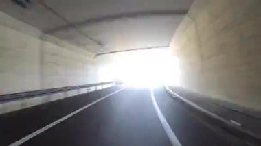 Sonbahar havasında Japonya 'da otoyolda araba sürerken pov zamanlaması. Yüksek kalite 4K görüntü. 12.04.2023 Burası Japonya 'nın Kyoto ve Aichi illerinde Shin Meishin Otoyolu..