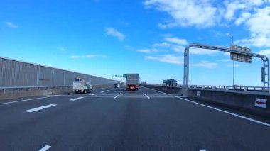 Sonbahar havasında Japonya 'da otoyolda araba sürerken pov zamanlaması. Yüksek kalite 4K görüntü. 12.04.2023 Burası Japonya 'nın Kyoto ve Aichi illerinde Shin Meishin Otoyolu..