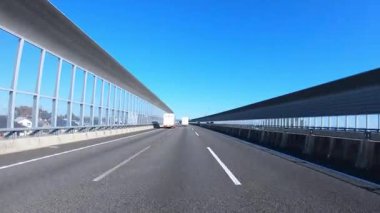 Sonbahar havasında Japonya 'da otoyolda araba süren bir polis. Yüksek kalite 4K görüntü. 12.04.2023 Burası Japonya 'nın Kyoto ve Aichi illerinde Shin Meishin Otoyolu..