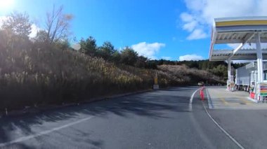 Sonbahar havasında Japonya 'da otoyolda araba süren bir polis. Yüksek kalite 4K görüntü. 12.04.2023 Burası Japonya 'nın Kyoto ve Aichi illerinde Shin Meishin Otoyolu..