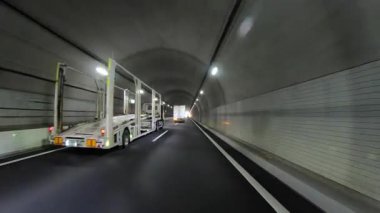 Sonbahar havasında Japonya 'da otoyolda araba süren bir polis. Yüksek kalite 4K görüntü. 12.04.2023 Burası Japonya 'nın Kyoto ve Aichi illerinde Shin Meishin Otoyolu..