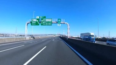 Sonbahar havasında Japonya 'da otoyolda araba süren bir polis. Yüksek kalite 4K görüntü. 12.04.2023 Burası Japonya 'nın Kyoto ve Aichi illerinde Shin Meishin Otoyolu..