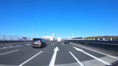 Sonbahar havasında Japonya 'da otoyolda araba süren bir polis. Yüksek kalite 4K görüntü. 12.04.2023 Burası Japonya 'nın Kyoto ve Aichi illerinde Shin Meishin Otoyolu..