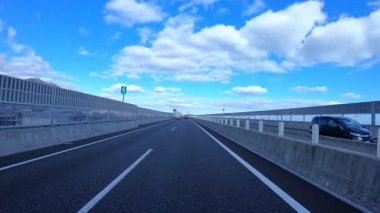 Sonbahar havasında Japonya 'da otoyolda araba süren bir polis. Yüksek kalite 4K görüntü. 12.04.2023 Burası Japonya 'nın Kyoto ve Aichi illerinde Shin Meishin Otoyolu..