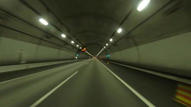 Sonbahar havasında Japonya 'da otoyolda araba süren bir polis. Yüksek kalite 4K görüntü. 12.04.2023 Burası Japonya 'nın Kyoto ve Aichi illerinde Shin Meishin Otoyolu..