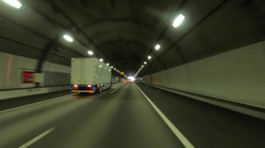 Sonbahar havasında Japonya 'da otoyolda araba süren bir polis. Yüksek kalite 4K görüntü. 12.04.2023 Burası Japonya 'nın Kyoto ve Aichi illerinde Shin Meishin Otoyolu..