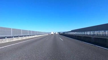 Sonbahar havasında Japonya 'da otoyolda araba süren bir polis. Yüksek kalite 4K görüntü. 12.04.2023 Burası Japonya 'nın Kyoto ve Aichi illerinde Shin Meishin Otoyolu..