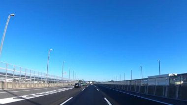 Sonbahar havasında Japonya 'da otoyolda araba süren bir polis. Yüksek kalite 4K görüntü. 12.04.2023 Burası Japonya 'nın Kyoto ve Aichi illerinde Shin Meishin Otoyolu..