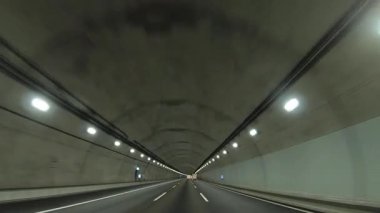 Sonbahar havasında Japonya 'da otoyolda araba süren bir polis. Yüksek kalite 4K görüntü. 12.04.2023 Burası Japonya 'nın Kyoto ve Aichi illerinde Shin Meishin Otoyolu..