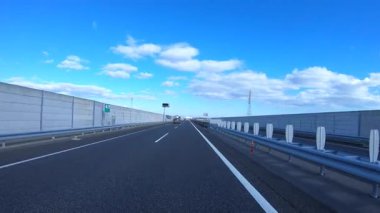 Sonbahar havasında Japonya 'da otoyolda araba süren bir polis. Yüksek kalite 4K görüntü. 12.04.2023 Burası Japonya 'nın Kyoto ve Aichi illerinde Shin Meishin Otoyolu..