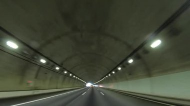 Sonbahar havasında Japonya 'da otoyolda araba süren bir polis. Yüksek kalite 4K görüntü. 12.04.2023 Burası Japonya 'nın Kyoto ve Aichi illerinde Shin Meishin Otoyolu..