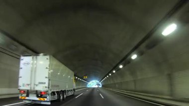 Sonbahar havasında Japonya 'da otoyolda araba süren bir polis. Yüksek kalite 4K görüntü. 12.04.2023 Burası Japonya 'nın Kyoto ve Aichi illerinde Shin Meishin Otoyolu..