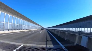 Sonbahar havasında Japonya 'da otoyolda araba süren bir polis. Yüksek kalite 4K görüntü. 12.04.2023 Burası Japonya 'nın Kyoto ve Aichi illerinde Shin Meishin Otoyolu..