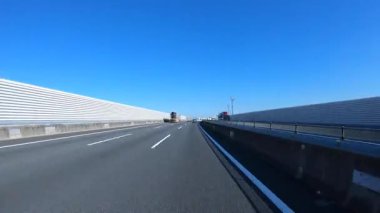 Sonbahar havasında Japonya 'da otoyolda araba sürerken pov zamanlaması. Yüksek kalite 4K görüntü. 12.04.2023 Burası Japonya 'nın Kyoto ve Aichi illerinde Shin Meishin Otoyolu..
