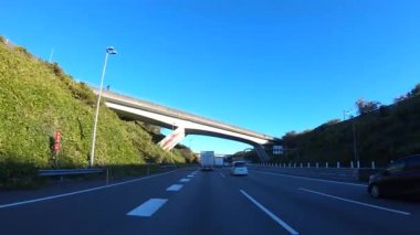 Sonbahar havasında Japonya 'da otoyolda araba süren bir polis. Yüksek kalite 4K görüntü. 12.04.2023 Burası Japonya 'nın Kyoto ve Aichi illerinde Shin Meishin Otoyolu..