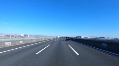 Sonbahar havasında Japonya 'da otoyolda araba süren bir polis. Yüksek kalite 4K görüntü. 12.04.2023 Burası Japonya 'nın Kyoto ve Aichi illerinde Shin Meishin Otoyolu..