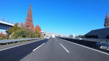 Sonbahar havasında Japonya 'da otoyolda araba süren bir polis. Yüksek kalite 4K görüntü. 12.04.2023 Burası Japonya 'nın Kyoto ve Aichi illerinde Shin Meishin Otoyolu..