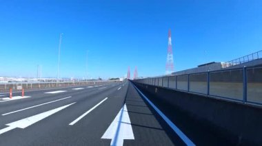 Sonbahar havasında Japonya 'da otoyolda araba süren bir polis. Yüksek kalite 4K görüntü. 12.04.2023 Burası Japonya 'nın Kyoto ve Aichi illerinde Shin Meishin Otoyolu..