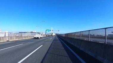 Sonbahar havasında Japonya 'da otoyolda araba süren bir polis. Yüksek kalite 4K görüntü. 12.04.2023 Burası Japonya 'nın Kyoto ve Aichi illerinde Shin Meishin Otoyolu..