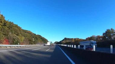 Sonbahar havasında Japonya 'da otoyolda araba süren bir polis. Yüksek kalite 4K görüntü. 12.04.2023 Burası Japonya 'nın Kyoto ve Aichi illerinde Shin Meishin Otoyolu..