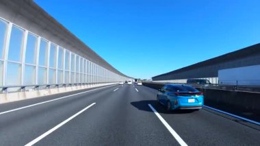 Sonbahar havasında Japonya 'da otoyolda araba süren bir polis. Yüksek kalite 4K görüntü. 12.04.2023 Burası Japonya 'nın Kyoto ve Aichi illerinde Shin Meishin Otoyolu..