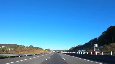 Sonbahar havasında Japonya 'da otoyolda araba süren bir polis. Yüksek kalite 4K görüntü. 12.04.2023 Burası Japonya 'nın Kyoto ve Aichi illerinde Shin Meishin Otoyolu..