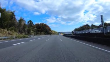 Sonbahar havasında Japonya 'da otoyolda araba süren bir polis. Yüksek kalite 4K görüntü. 12.04.2023 Burası Japonya 'nın Kyoto ve Aichi illerinde Shin Meishin Otoyolu..