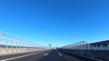 Sonbahar havasında Japonya 'da otoyolda araba süren bir polis. Yüksek kalite 4K görüntü. 12.04.2023 Burası Japonya 'nın Kyoto ve Aichi illerinde Shin Meishin Otoyolu..