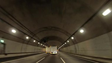 Sonbahar havasında Japonya 'da otoyolda araba süren bir polis. Yüksek kalite 4K görüntü. 12.04.2023 Burası Japonya 'nın Kyoto ve Aichi illerinde Shin Meishin Otoyolu..
