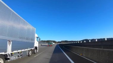 Sonbahar havasında Japonya 'da otoyolda araba süren bir polis. Yüksek kalite 4K görüntü. 12.04.2023 Burası Japonya 'nın Kyoto ve Aichi illerinde Shin Meishin Otoyolu..