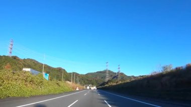 Sonbahar havasında Japonya 'da otoyolda araba süren bir polis. Yüksek kalite 4K görüntü. 12.04.2023 Burası Japonya 'nın Kyoto ve Aichi illerinde Shin Meishin Otoyolu..