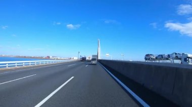 Sonbahar havasında Japonya 'da otoyolda araba süren bir polis. Yüksek kalite 4K görüntü. 12.04.2023 Burası Japonya 'nın Kyoto ve Aichi illerinde Shin Meishin Otoyolu..